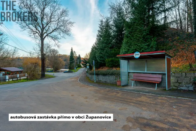 Autobusová zastávka přímo v obci